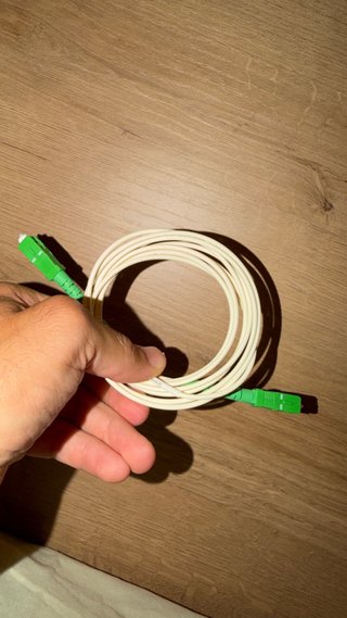 Cable Óptico Blanco con Conectores Verdes