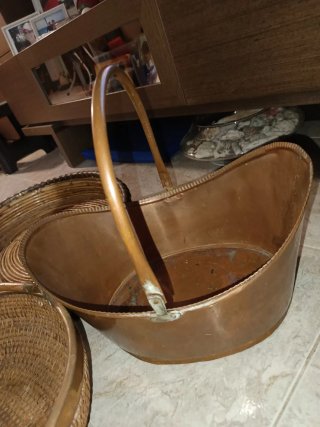 Lote 3 ceste e vassoio vintage in rattan e metallo