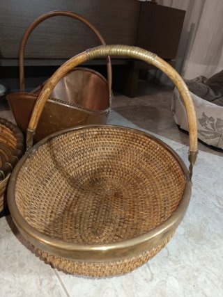 Lote 3 ceste e vassoio vintage in rattan e metallo
