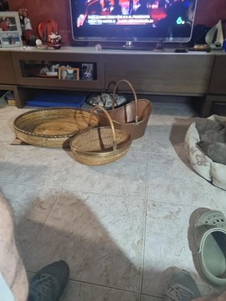 Lote 3 ceste e vassoio vintage in rattan e metallo