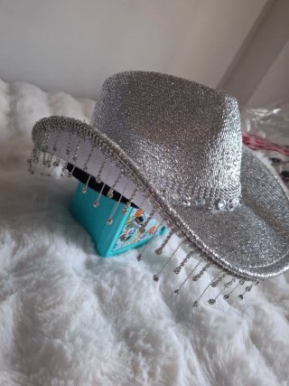 Sombrero plateado con adornos brillantes