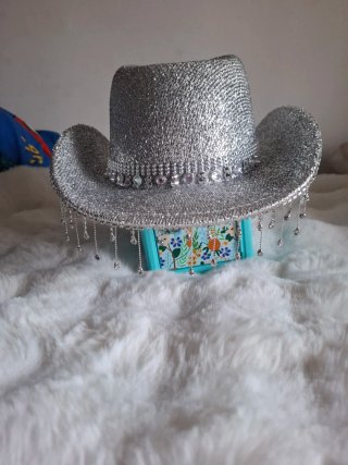 Sombrero plateado con adornos brillantes