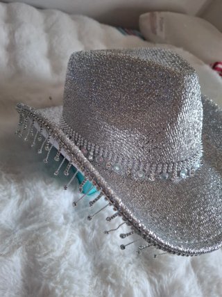 Sombrero plateado con adornos brillantes