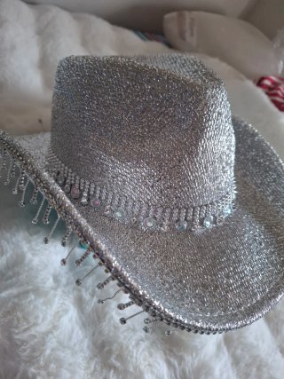 Sombrero plateado con adornos brillantes