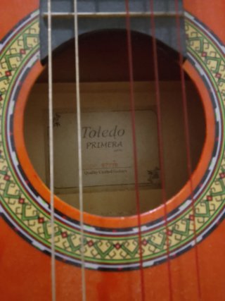 Guitarra acústica color rojo