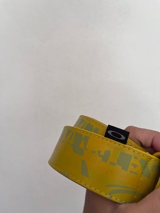 Cinturón Oakley Vintage Amarillo y Plateado