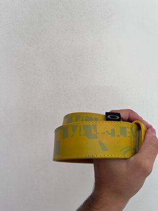Cinturón Oakley Vintage Amarillo y Plateado