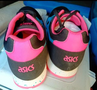 Zapatillas Asics grises y rosas