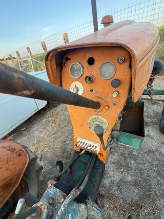 Tractor antiguo naranja