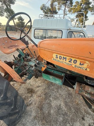 Tractor antiguo naranja