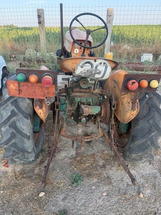Tractor antiguo naranja