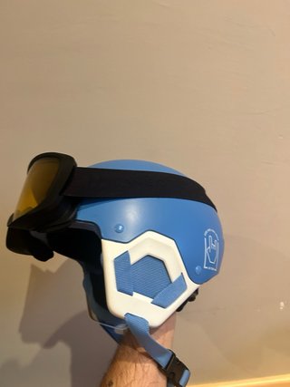 Casco y gafas de esquí