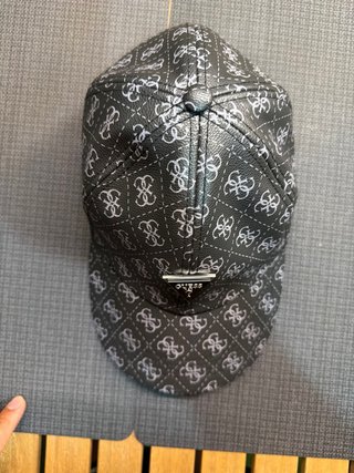 Gorra Guess Negra y Plateada Logo Repetido
