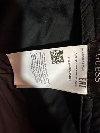 Gorra Guess Negra y Plateada Logo Repetido