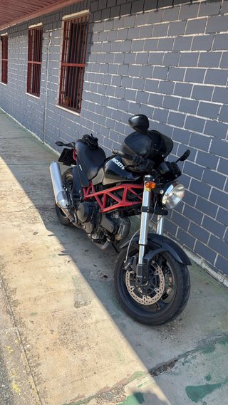 Ducati Monster 695 Negra y Roja
