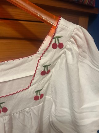 Camisola blanca con cerezas rojas