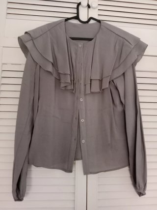 Elegante blusa gris con volantes