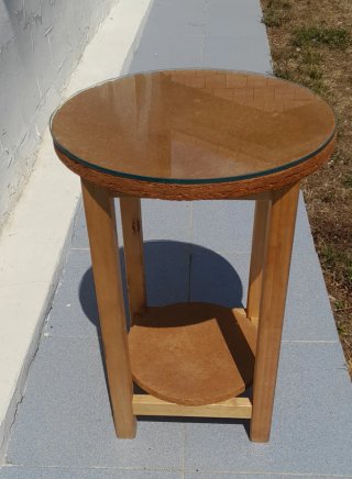 Mesa redonda pequeña de madera + Regalo cristal