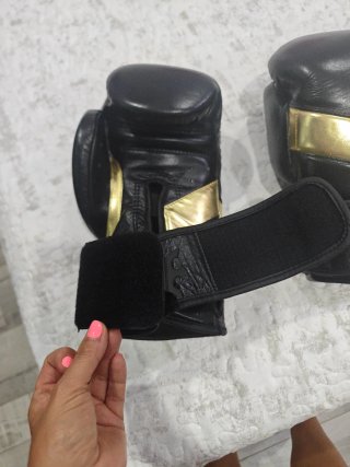 Guantes de boxeo Buddha negros y dorados