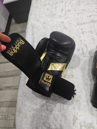 Guantes de boxeo Buddha negros y dorados