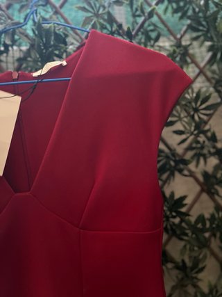 Vestido burdeos escotado