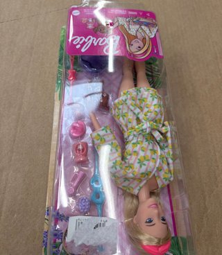Barbie con bata, perro y accesorios. Con precinto
