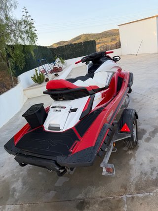 Moto de agua Yamaha FX Roja y Blanca