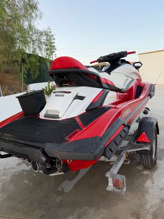 Moto de agua Yamaha FX Roja y Blanca