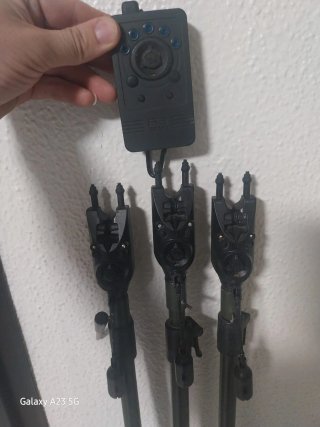 Cañas de pescar con carretes y fundas