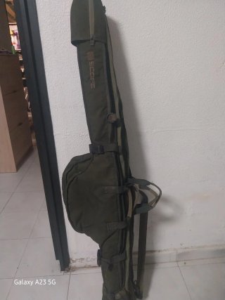 Cañas de pescar con carretes y fundas