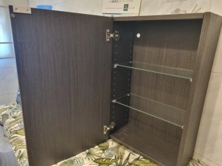 Armario baño madera con baldas cristal