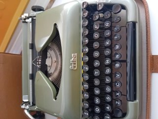 Máquina de escribir antigua Erika 10