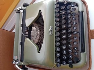 Máquina de escribir antigua Erika 10