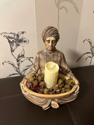 Figura decorativa con vela y flores secas