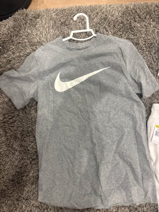 Camiseta Nike Gris Básica