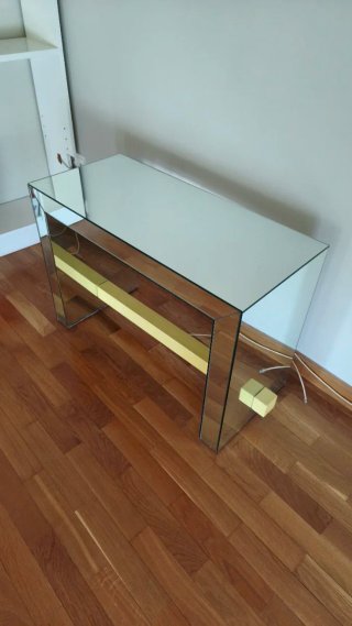 Mesa de cristal y madera