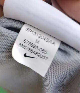Camiseta deportiva Nike gris