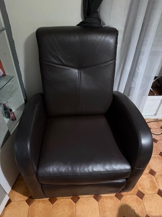 Sillón o sofá de piel marrón