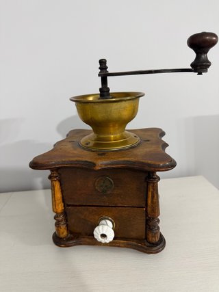 Molinillo de café antiguo de madera y latón