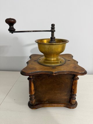 Molinillo de café antiguo de madera y latón