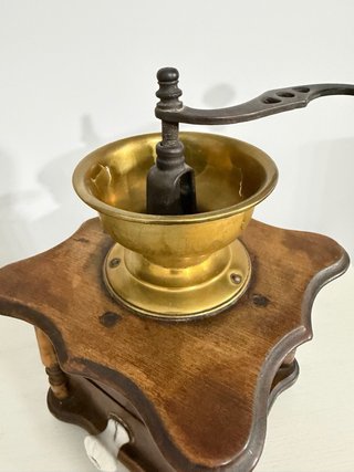 Molinillo de café antiguo de madera y latón