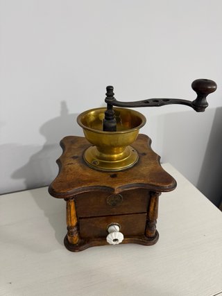 Molinillo de café antiguo de madera y latón