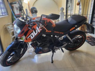 Moto KTM Naked Negra y Naranja