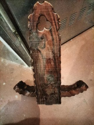 Silla de madera tallada antigua