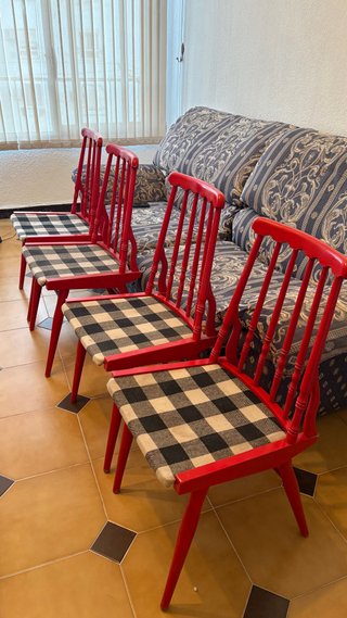 Mesa extensible roja y 4 sillas