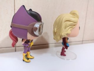 Funko Pop Supergirl y Batgirl