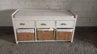 Mueble de almacenaje blanco con cestas
