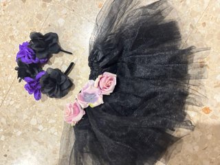 Tutú negro con flores rosas y moradas