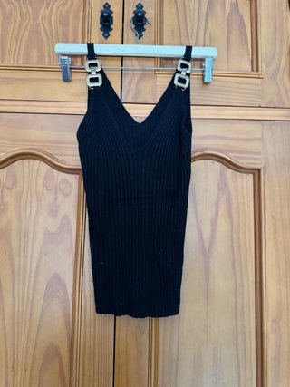 Camiseta negra con tirantes y detalles dorados