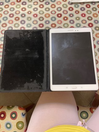 Tablet Samsung Blanca con Funda azul